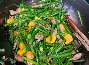 Hình của món Hẹ xào tim trứng gà non.