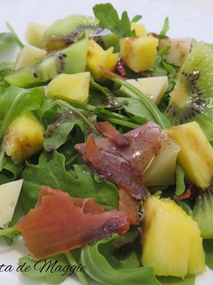 Una foto de Ensalada de rúcula con piña y kiwi