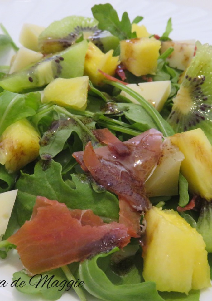 Una foto de Ensalada de rúcula con piña y kiwi