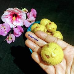 A picture of Besan Ladoo.