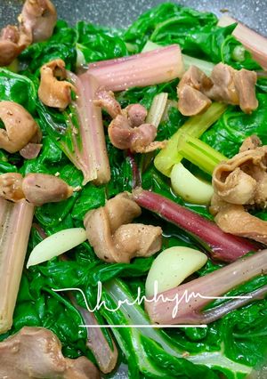 Hình của món Cải Cầu Vồng Xào Mề Gà.