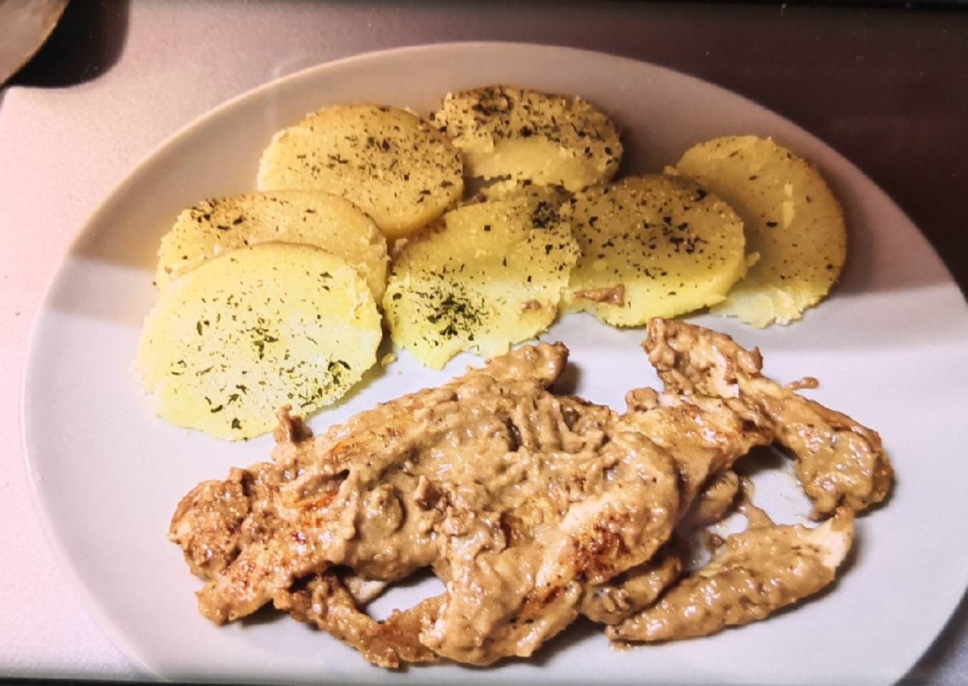 Pollo en salsa de paté con patatas