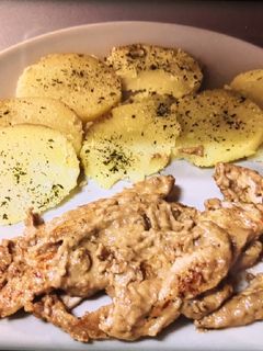 Una foto de Pollo en salsa de paté con patatas