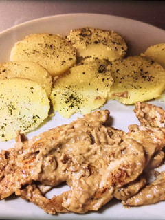 Una foto de Pollo en salsa de paté con patatas
