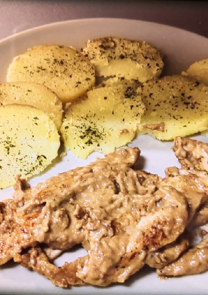 Una foto de Pollo en salsa de paté con patatas