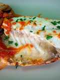 Dorada con salsa de tomate y anchoas