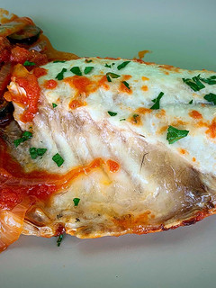 Una foto de Dorada con salsa de tomate y anchoas