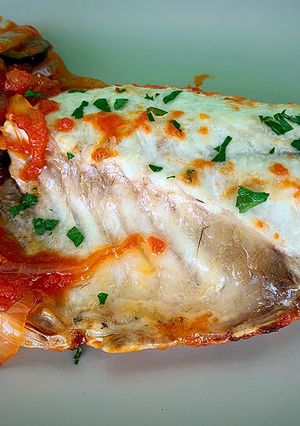 Una foto de Dorada con salsa de tomate y anchoas