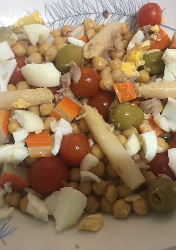 Una foto de Ensalada de garbanzos