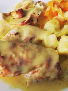 Una foto de Crema de verdura y Pollo con salsa suprema