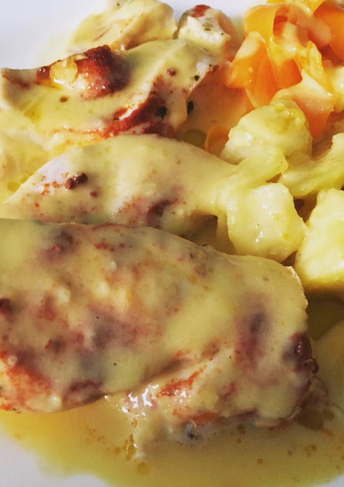 Una foto de Crema de verdura y Pollo con salsa suprema