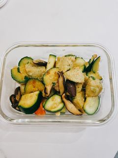 蒜香櫛瓜炒菇佐雞肉蝦丸 的食譜成品照片