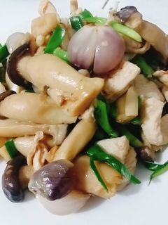 Hình của món Thịt ức gà xào nấm.