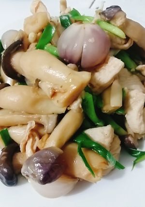 Hình của món Thịt ức gà xào nấm.