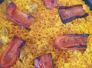 Una foto de Paella de arroz basmati con costillejas y magra de ternera