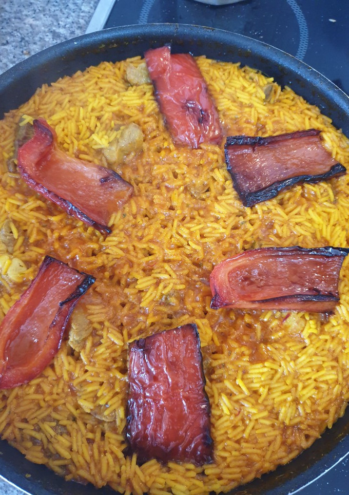 Una foto de Paella de arroz basmati con costillejas y magra de ternera