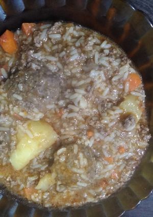 Una foto de Guiso de arroz y albóndigas