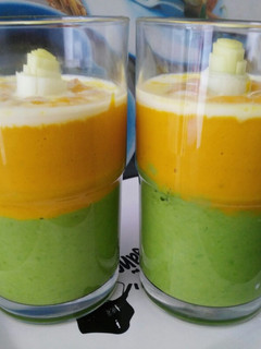 Una foto de Vasitos de crema de verduras verdes y naranjas