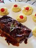 Cerdo en salsa frambuesa. Guarnición: soufflé de papa en flor