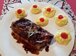 Una foto de Cerdo en salsa frambuesa. Guarnición: soufflé de papa en flor