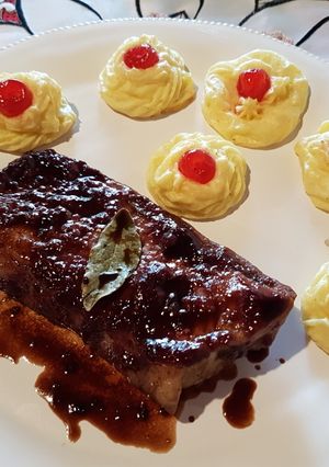 Una foto de Cerdo en salsa frambuesa. Guarnición: soufflé de papa en flor