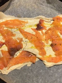 Una foto de Pizza (masa casera)de salmón