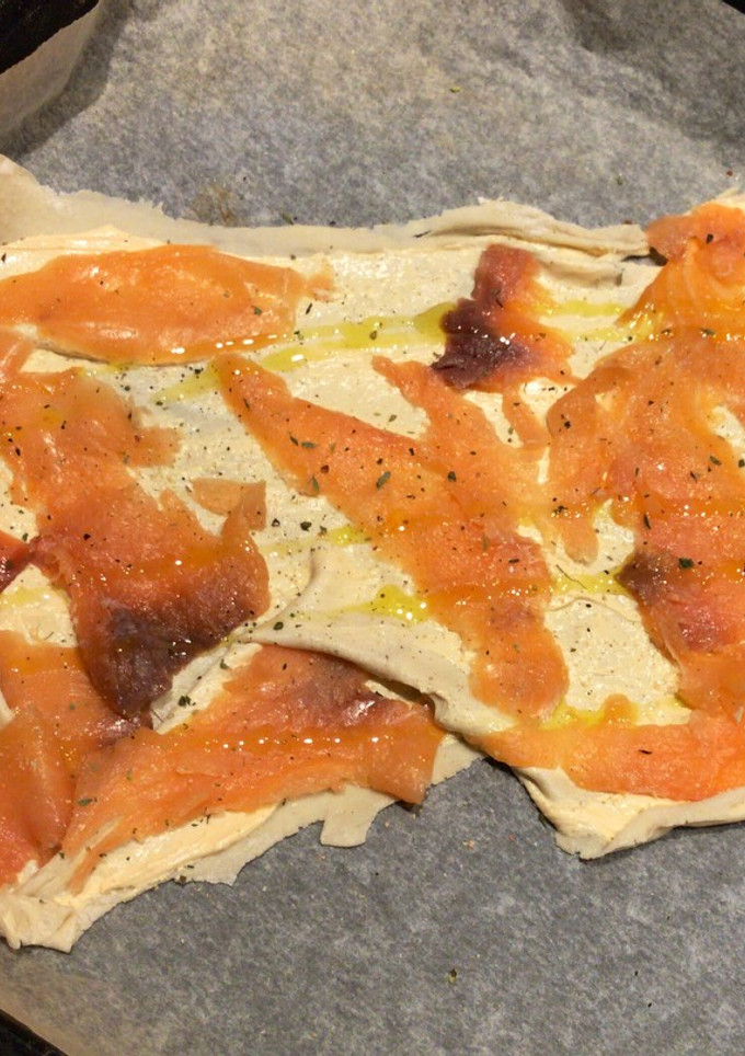 Una foto de Pizza (masa casera)de salmón