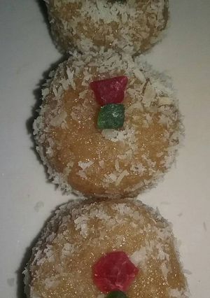 चोकलेटी नारियल लाडू (Chocolaty coconut ladoo recipe in hindi) रेसिपी मुख्य फोटो