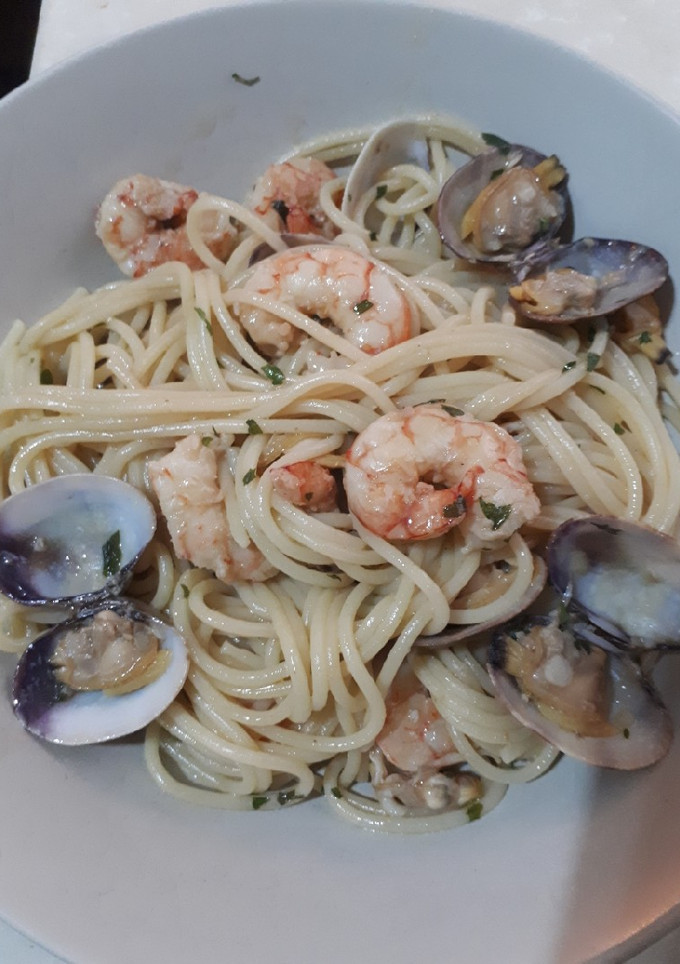 Una foto de Spaguetti con almejas y gambones