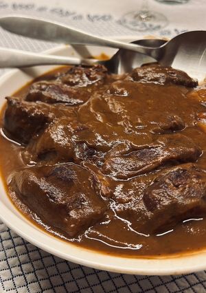 Una foto de Carrilleras de cerdo con salsa de verdura