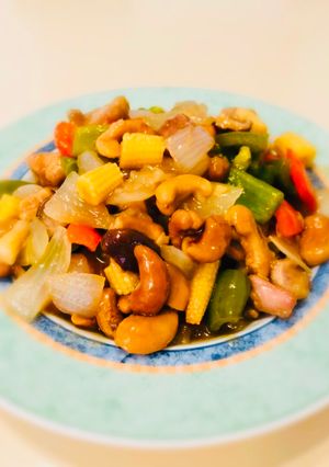 Una foto de Pollo salteado con nueces de anacardoYāoguǒ jī dīng腰果鶏丁Japonés TORI-NO-QUASYUITAME🇺🇾🇯🇵鶏のカシューナッツ炒め