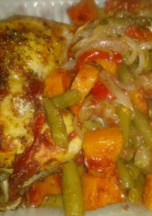 Una foto de Pollo a la portuguesa con boniato y chauchas
