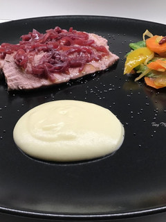A picture of Arrosto di scamone di Scottona con purè di patate e verdure.