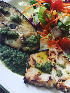 Una foto de Emperador con salsa verde y ensalada