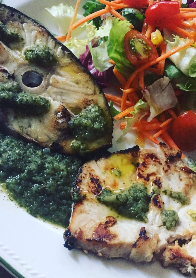 Una foto de Emperador con salsa verde y ensalada