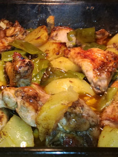 Una foto de Conejo al horno con patatas y pimientos verdes