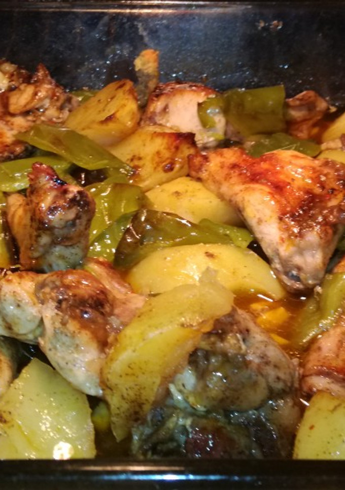 Una foto de Conejo al horno con patatas y pimientos verdes