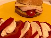 Une photo de burger poulet