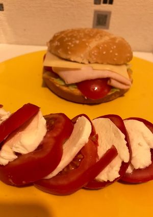 Une photo de Burger jambon de poulet sauce burger