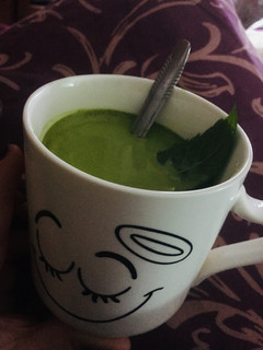 Una foto de Té matcha con bebida de almendras
