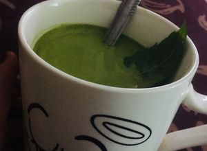 Una foto de Té matcha con bebida de almendras