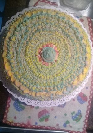 Una foto de Decorando torta con crema de distintos colores