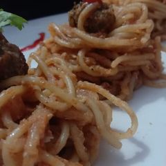 A picture of Spaghetti 🍝 Bolognese with meatballs.