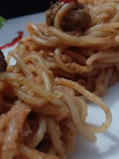 A picture of Spaghetti 🍝 Bolognese with meatballs.