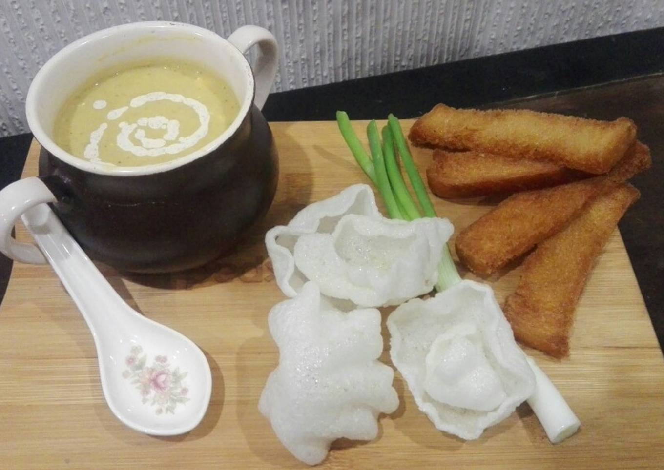 Malligawtani soup with fried garlic bread