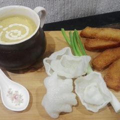 A picture of Malligawtani soup with fried garlic bread.