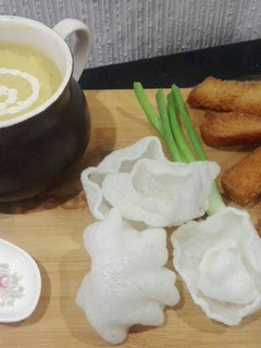 A picture of Malligawtani soup with fried garlic bread.