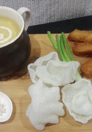 A picture of Malligawtani soup with fried garlic bread.