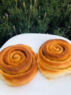 Una foto de Rolls de canela y manzana