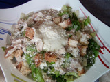 Ensalada Cesar con gallina y mayonesa con cilantro